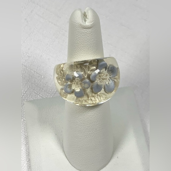 Vintage Clear Lucite Reverse Painted Lilac Floral Bubble Domed Ring size 6.5 - Picture 2 of 9
